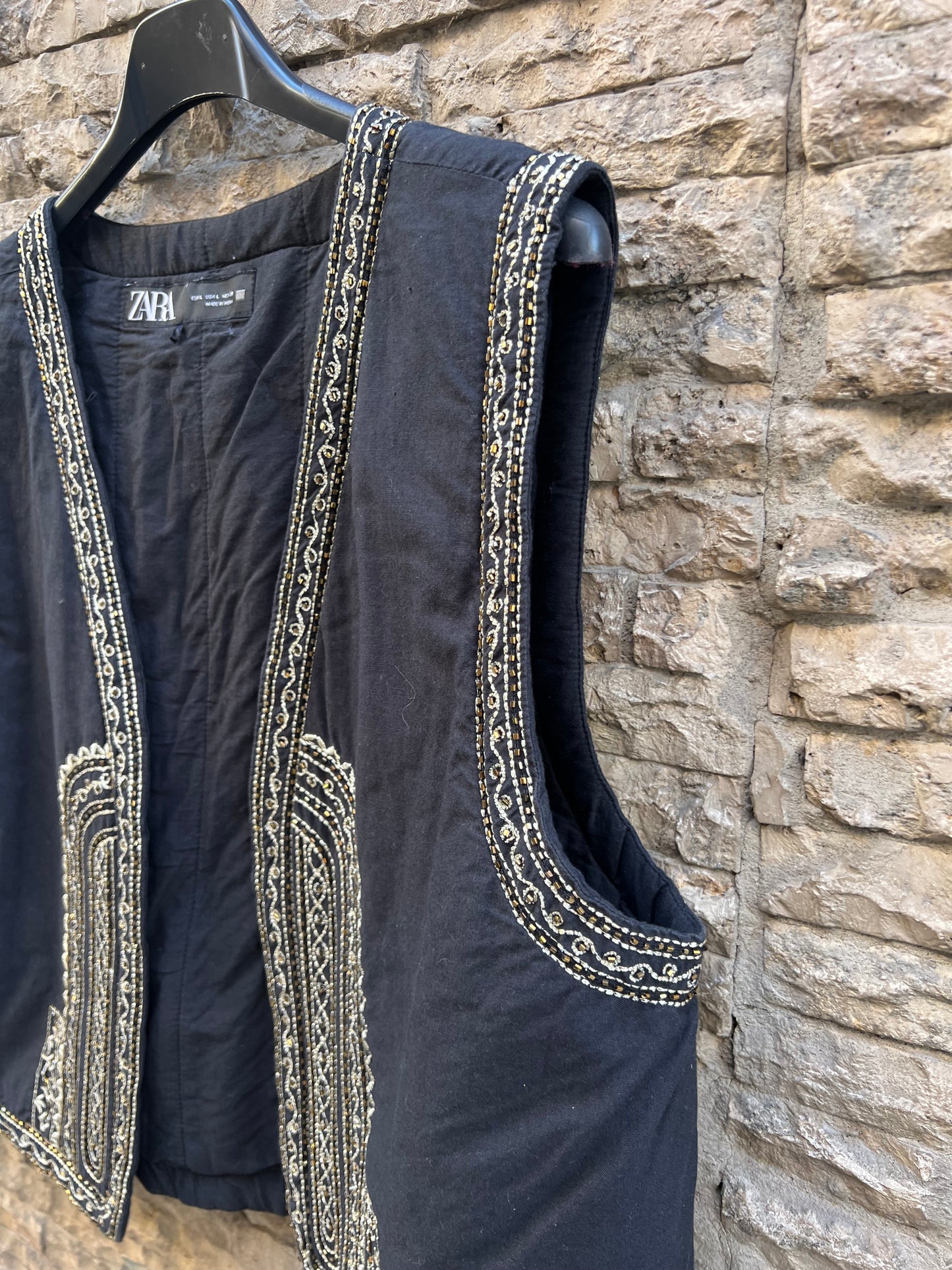 ZARA. Chaleco negro acolchado abalorios. T L