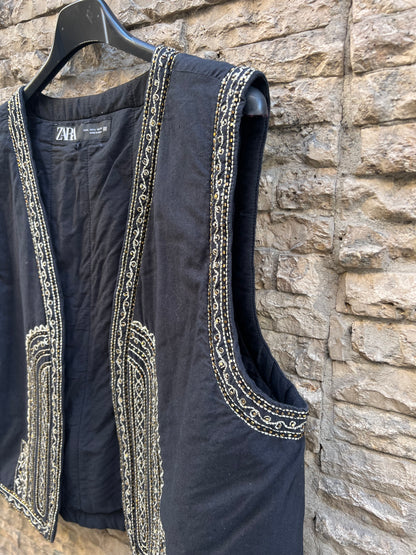ZARA. Chaleco negro acolchado abalorios. T L