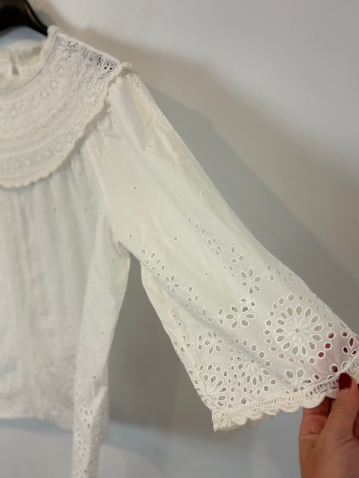 SÉZANE. Blusa blanca detalles bordados