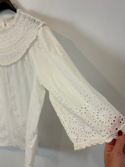 SÉZANE. Blusa blanca detalles bordados