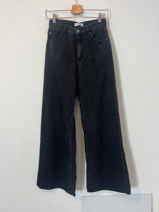 PULL&BEAR. Denim negro pata ancha. T 32