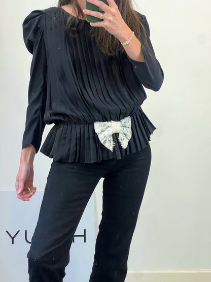 SANDRO. Blusa negra seda lazada