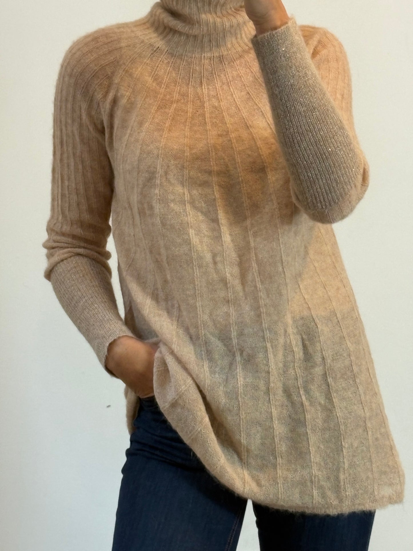 IS COMING. Jersey alpaca beige detalle puños