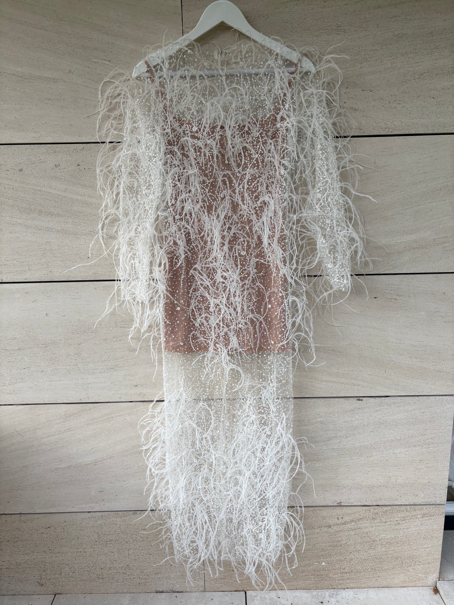 ALICIA RUEDA. Vestido plumas