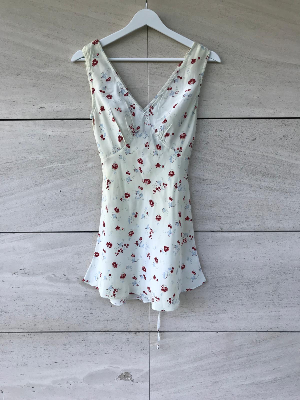 RÉALISATION. Vestido corto seda etamapdo flores