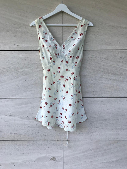 RÉALISATION. Vestido corto seda etamapdo flores