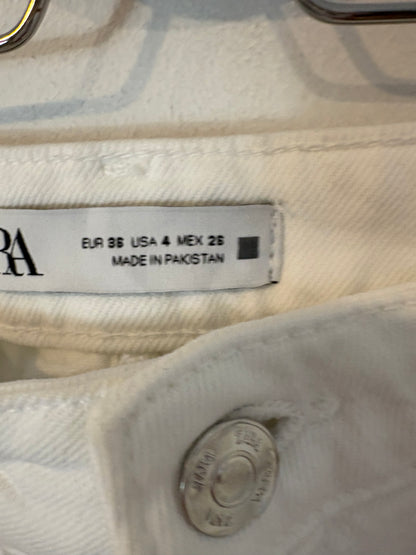 ZARA. Denim blanco mom fit