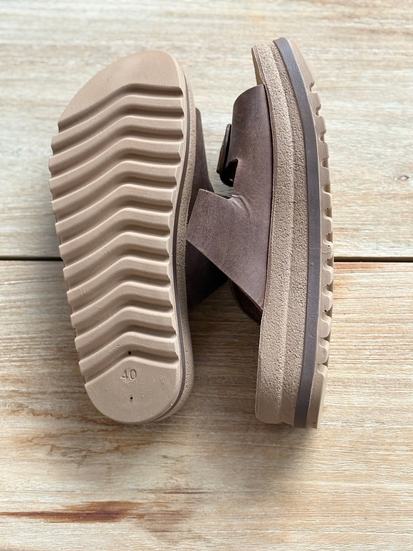 FANTASY SANDALS. Sandalia piel marrón hebillas. T 40