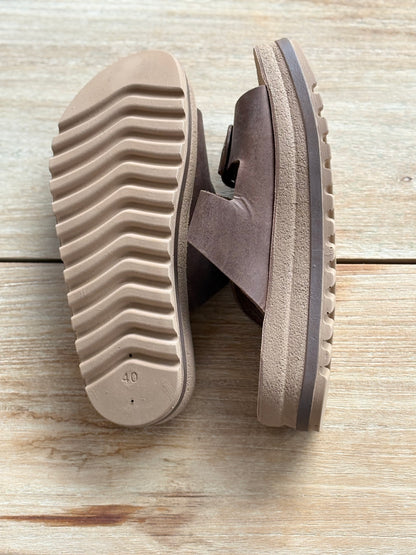 FANTASY SANDALS. Sandalia piel marrón hebillas. T 40