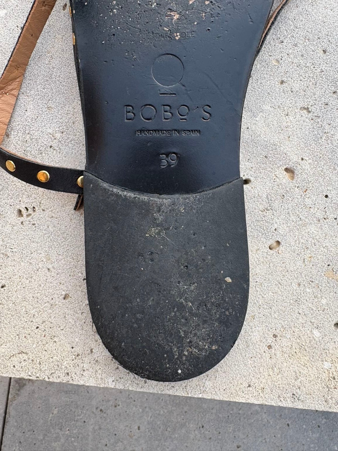 Quiero unas BOBO´S. Sandalia plana Milos negra. T 39
