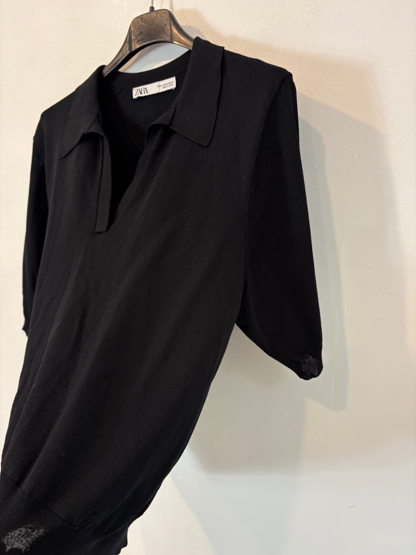 ZARA. Top negro punto