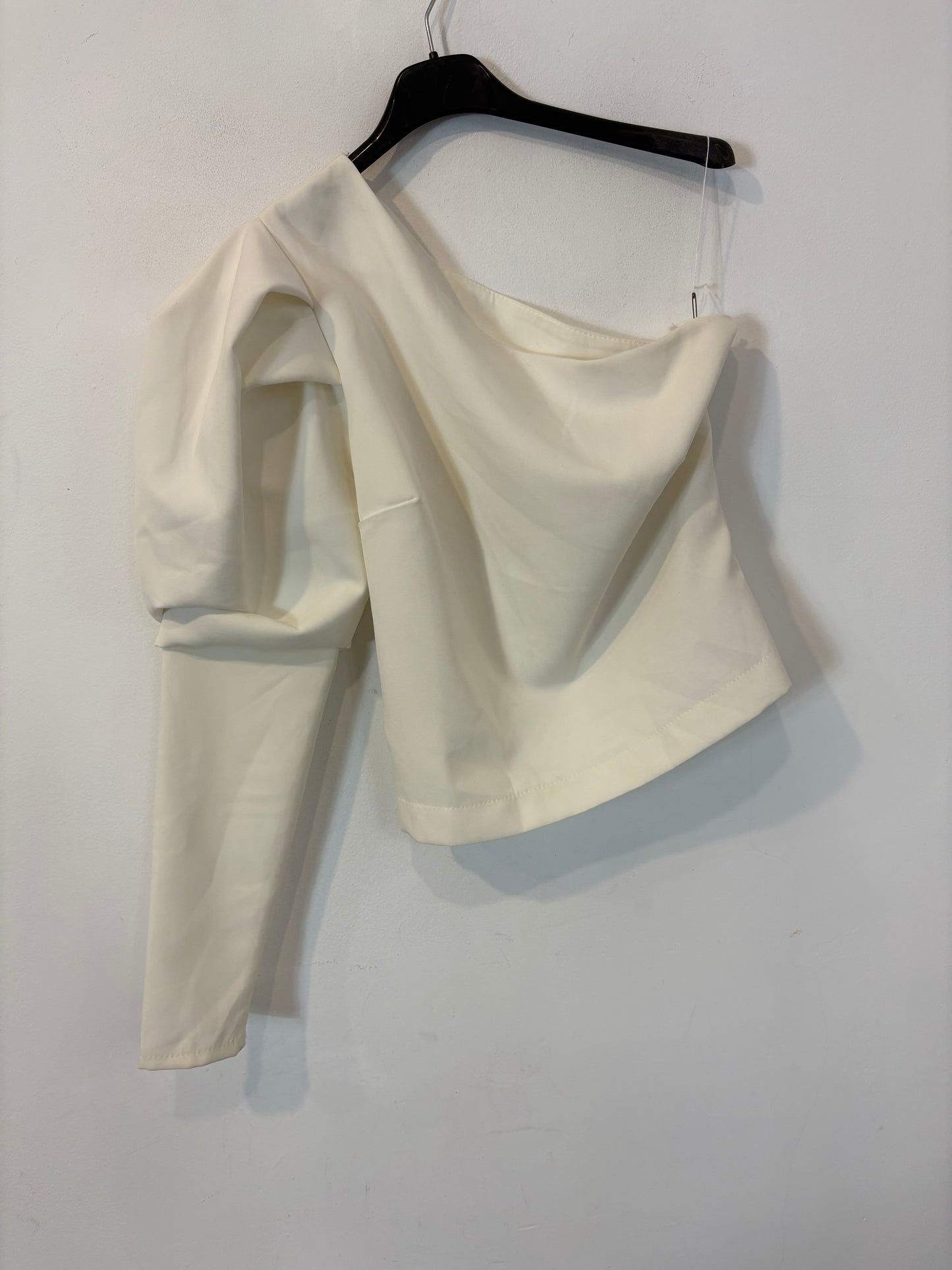 OTHERS. White asymmetrical top with puffed sleeves. TM