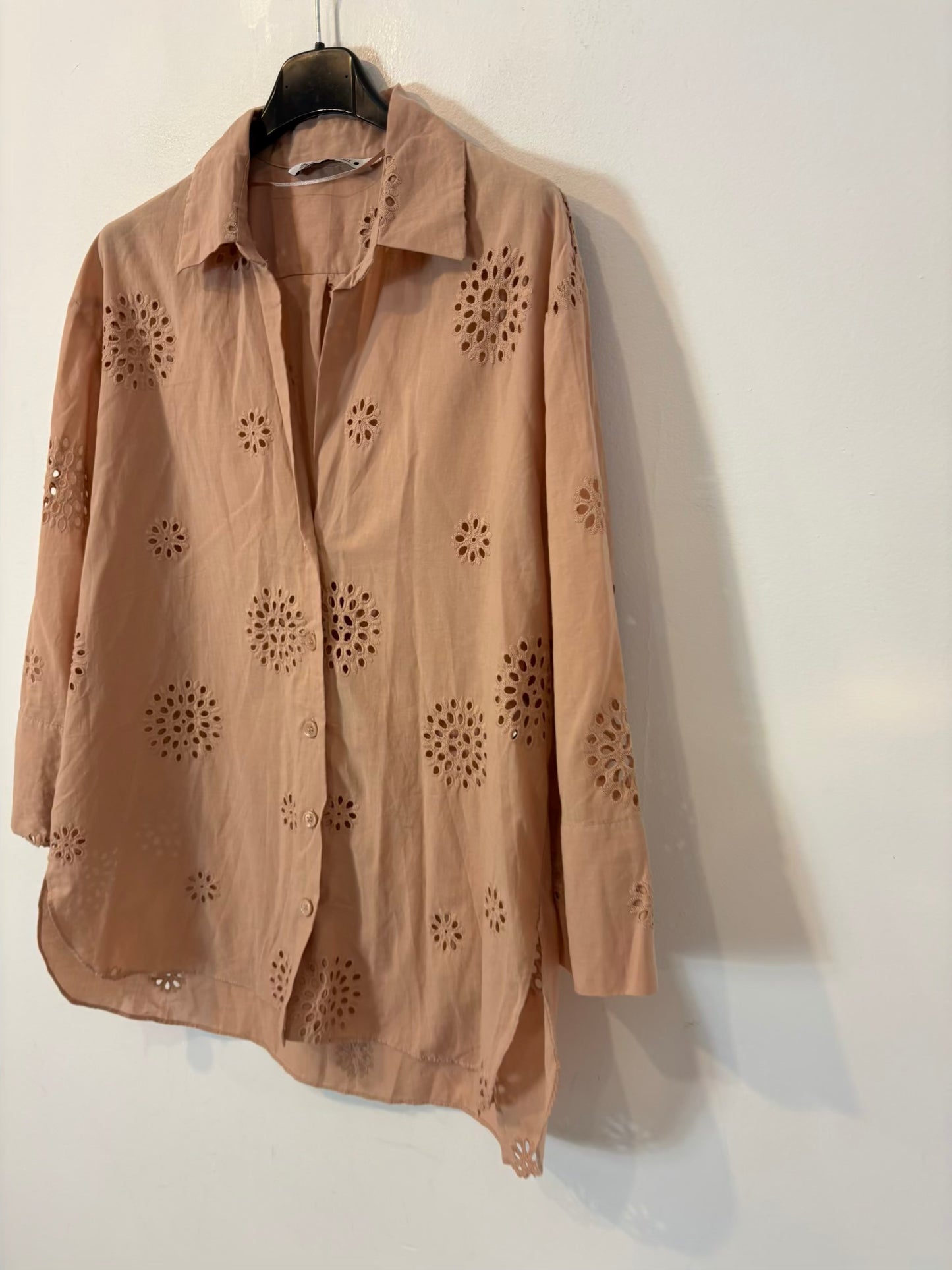 ZARA. Blusa rosa empolvado bordados