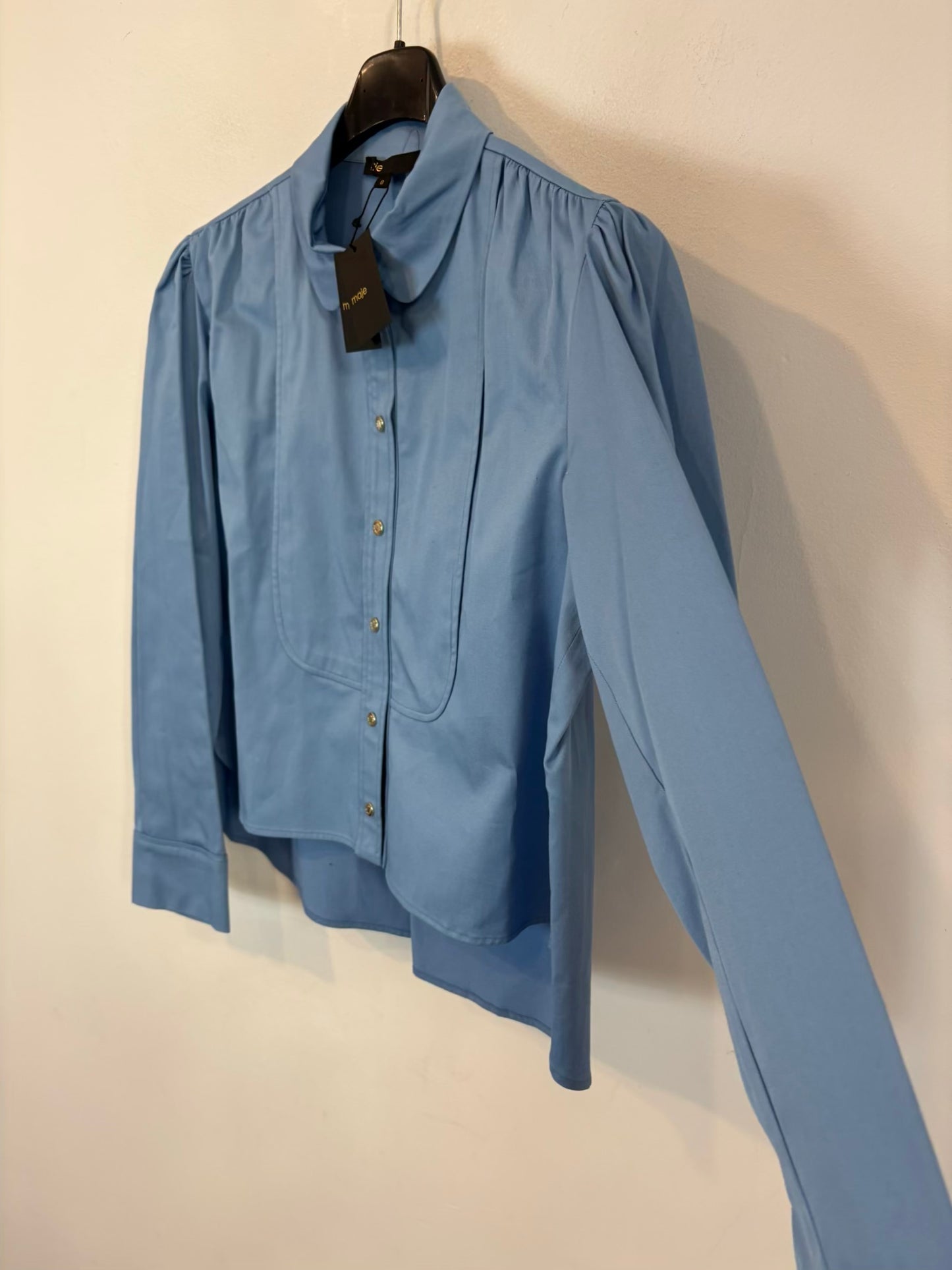 MAJE .Camisa azul claro asimétrica