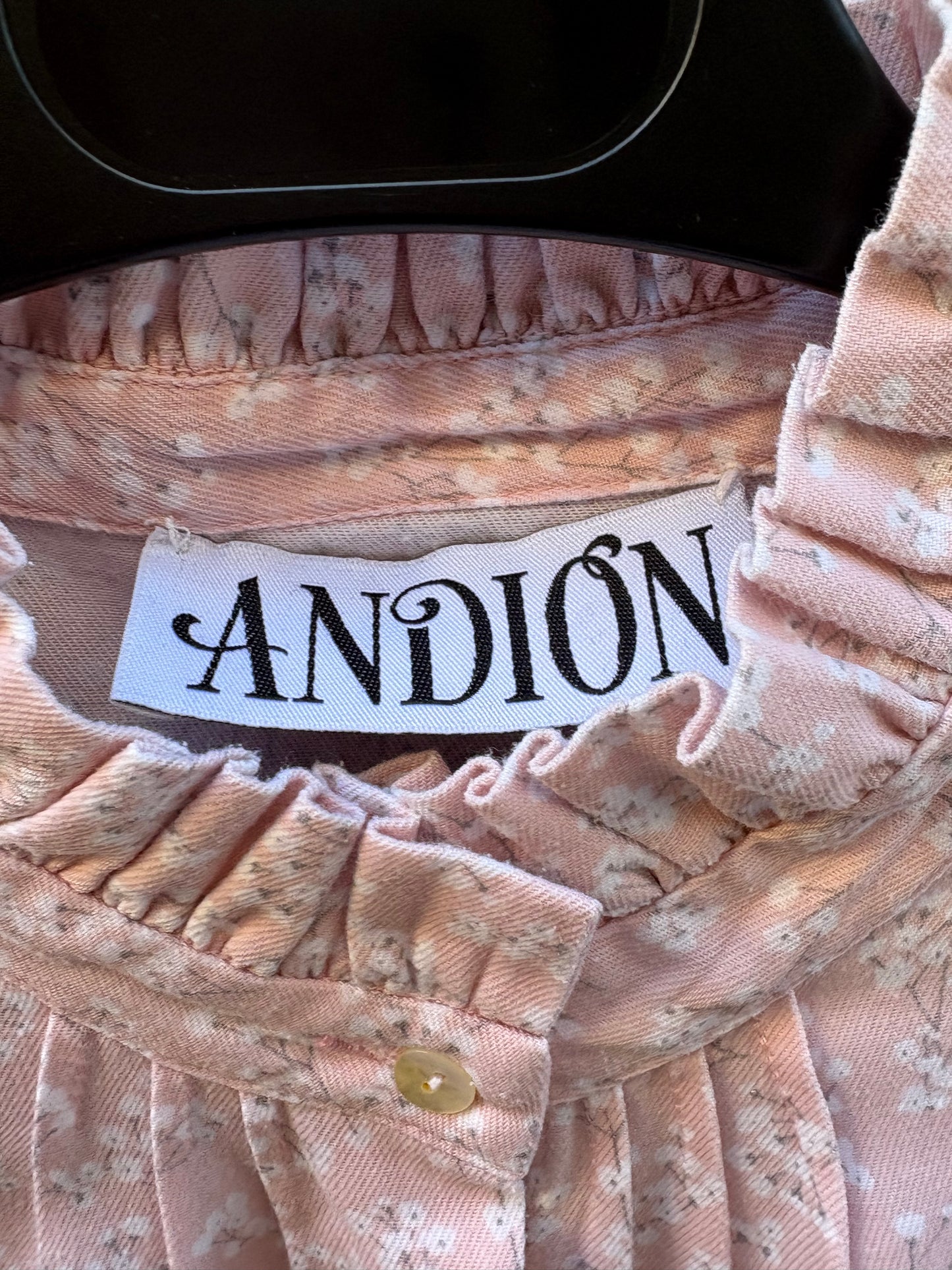 ANDION. Blusa tono pastel flores