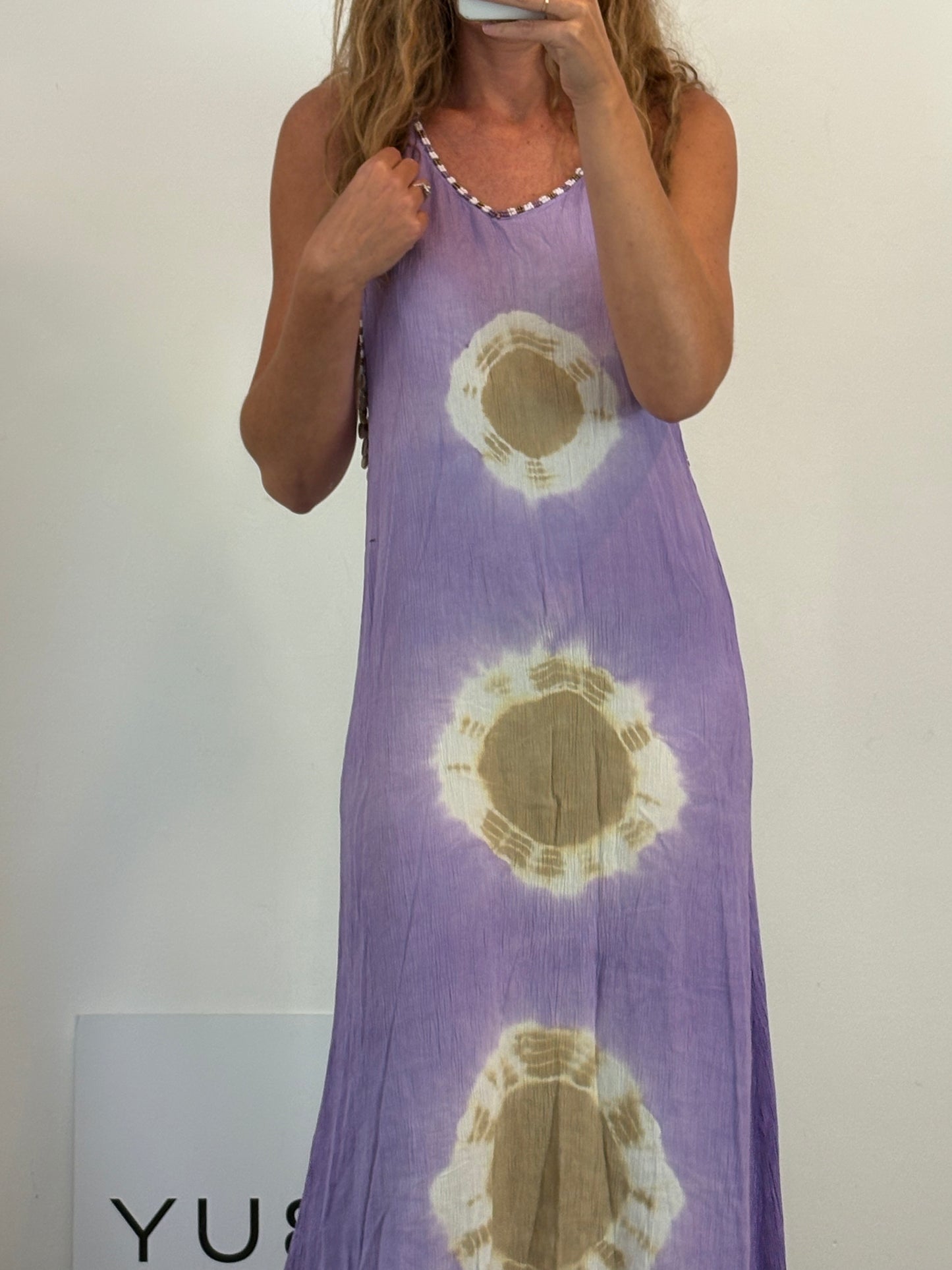 OTRAS. Vestido midi malva detalle abalorios