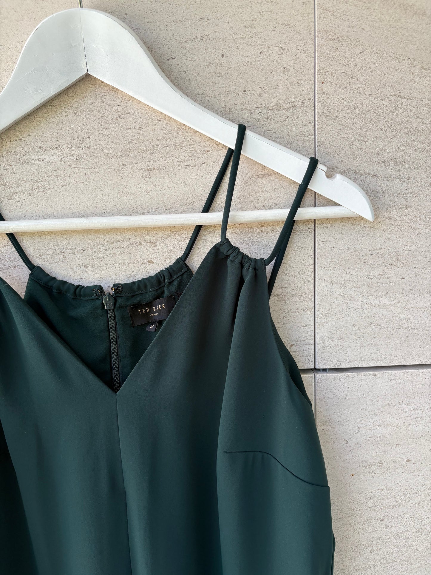 TED BAKER. Mono verde largo fluido
