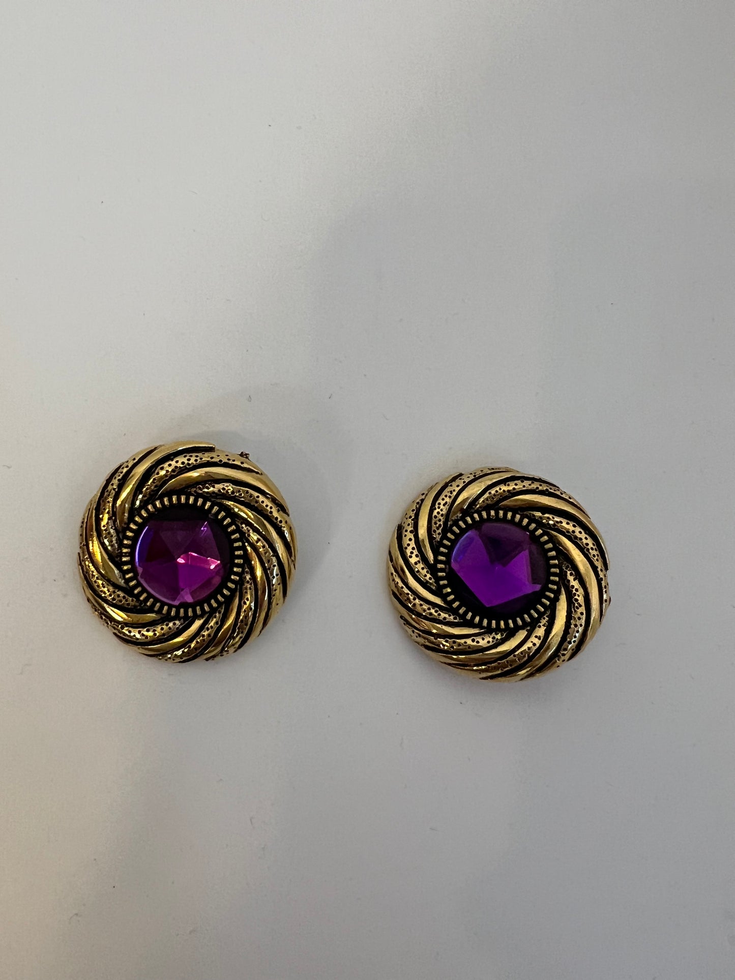OTHERS. Gold circular earring