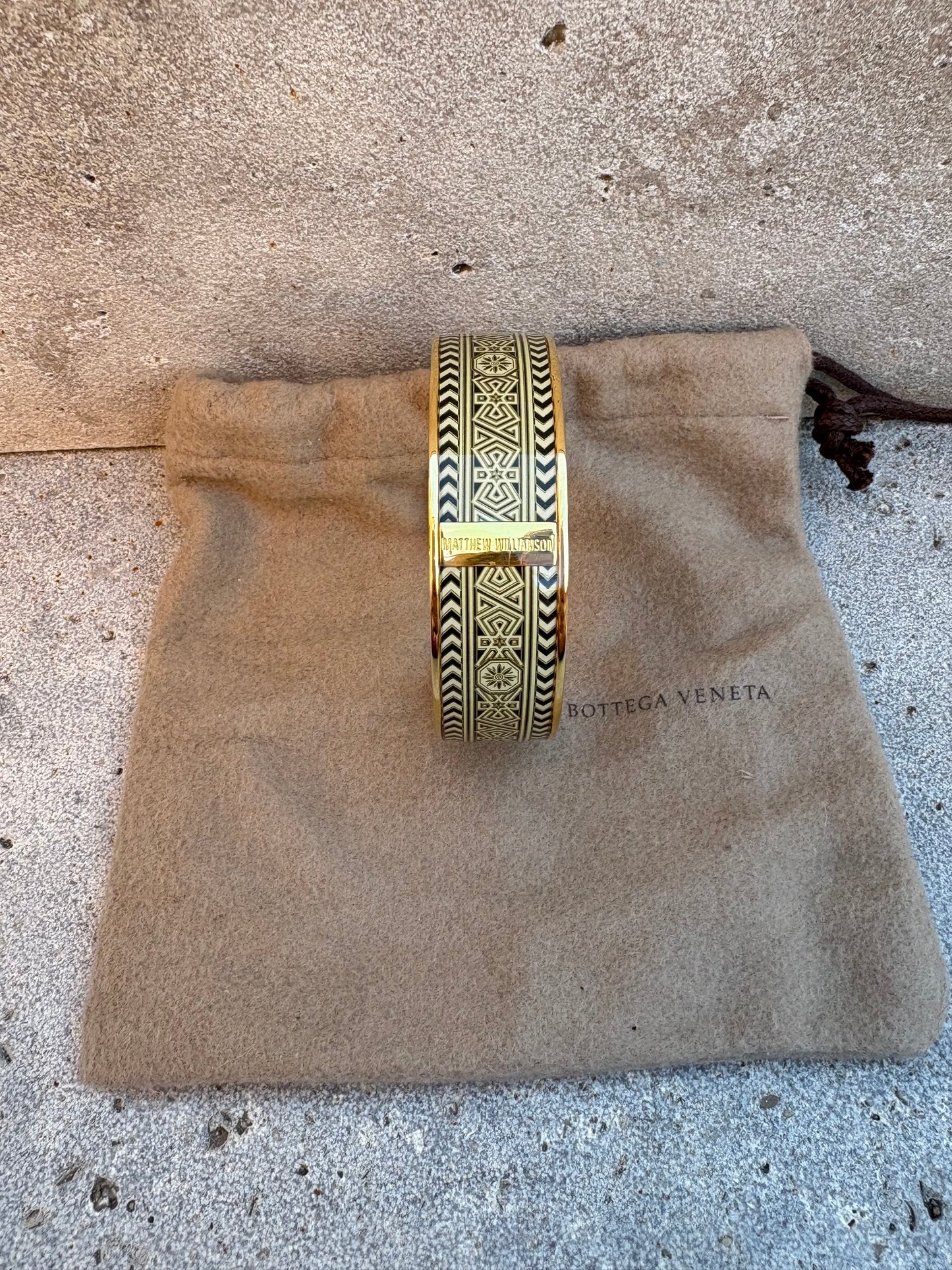 MATTHEW WILLIAMSON. Pulsera doradas dibujos étnicos