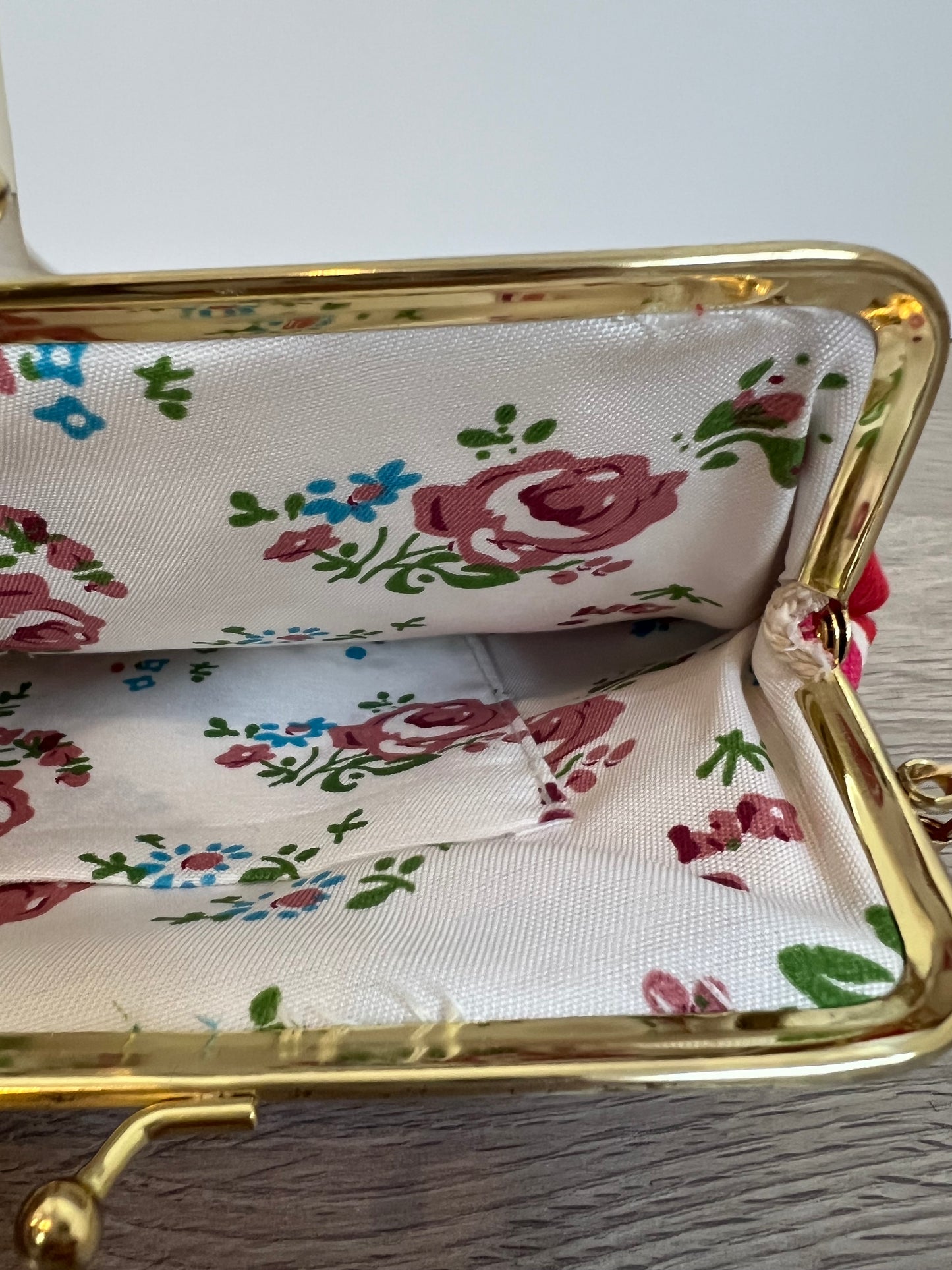 OTRAS. Bolso mini flores rosas