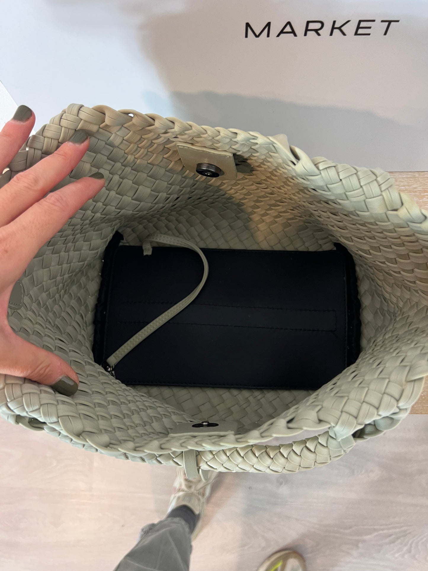 VANYLU. Bolso trenzado gris claro