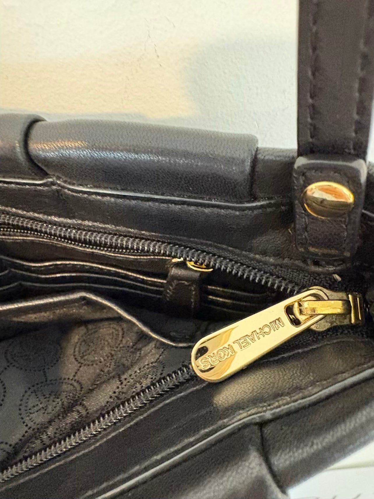 MICHAEL KORS. Bolso negro piel asa larga