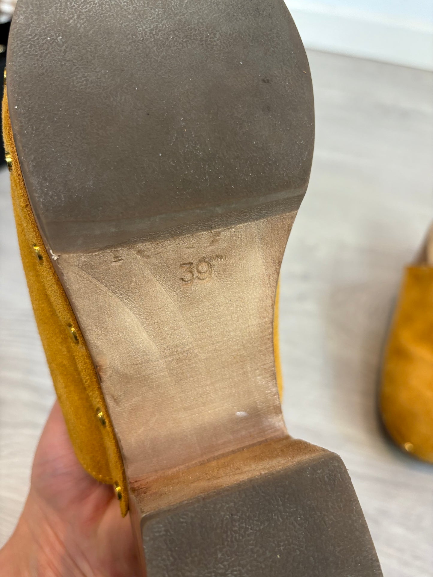SÉZANE. Zueco camel piel