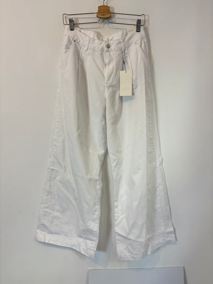 ZARA. Denim blanco ligero pata ancha. T 38