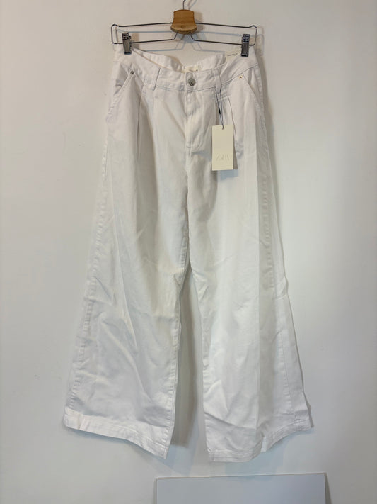 ZARA. Denim blanco ligero pata ancha. T 38