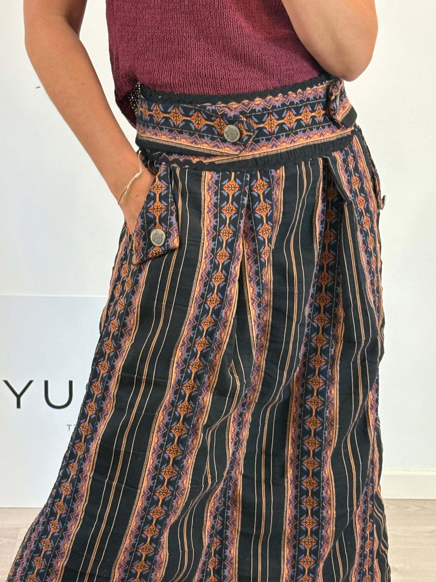 SOPHIE&LUCIE. Falda midi negra bordada T.38