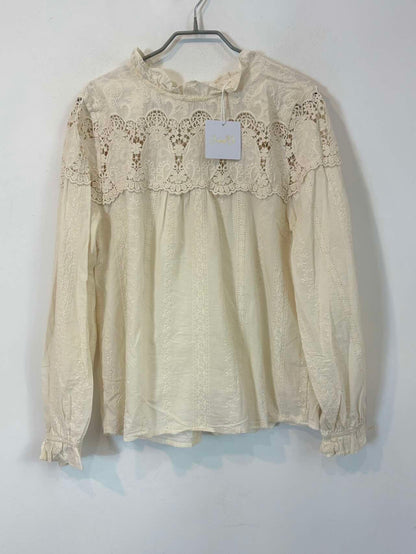 CARLOTA&CO. Blusa color crudo detalles bordados