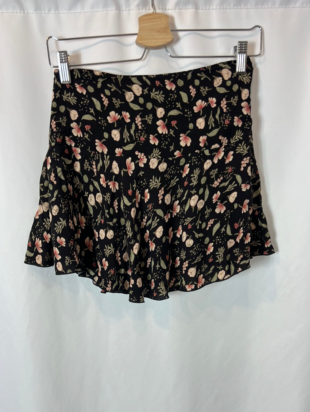 OTHERS. Short flowing floral skirt. XS