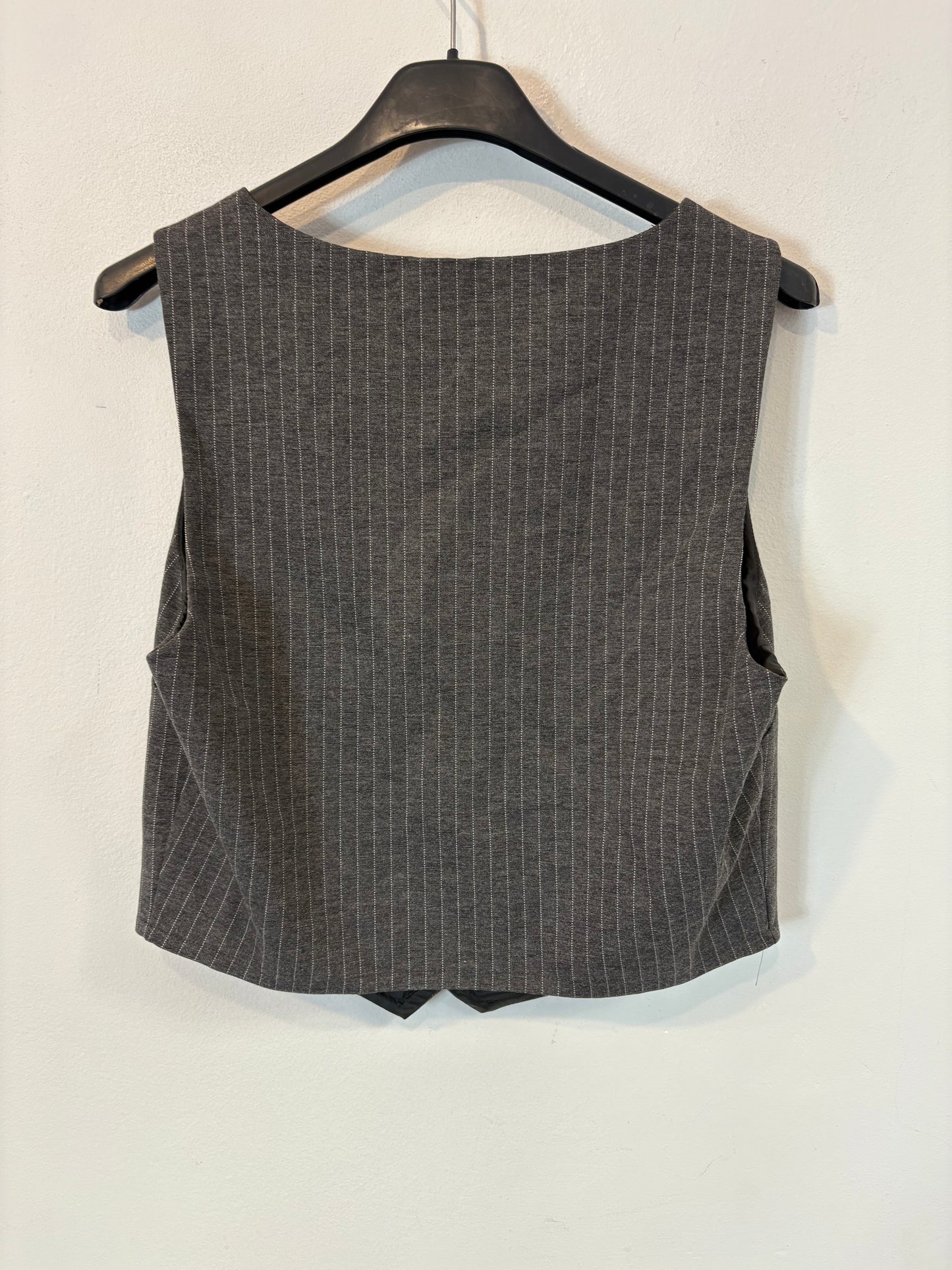 MANGO. Total look gris raya diplomática