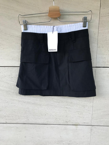 Falda corta azul detalle cintura