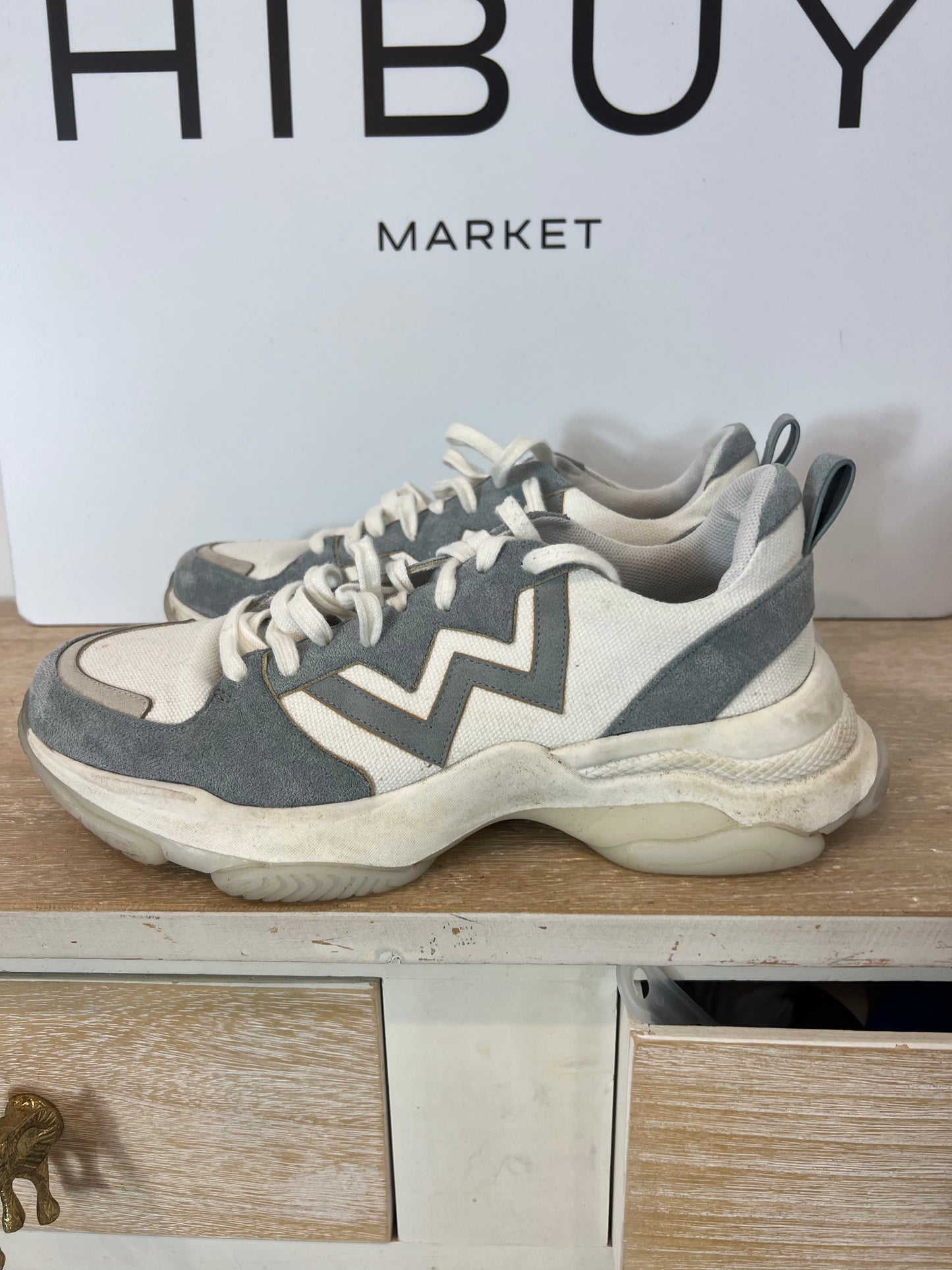 MIM. Zapatillas textura azul claro. T 40