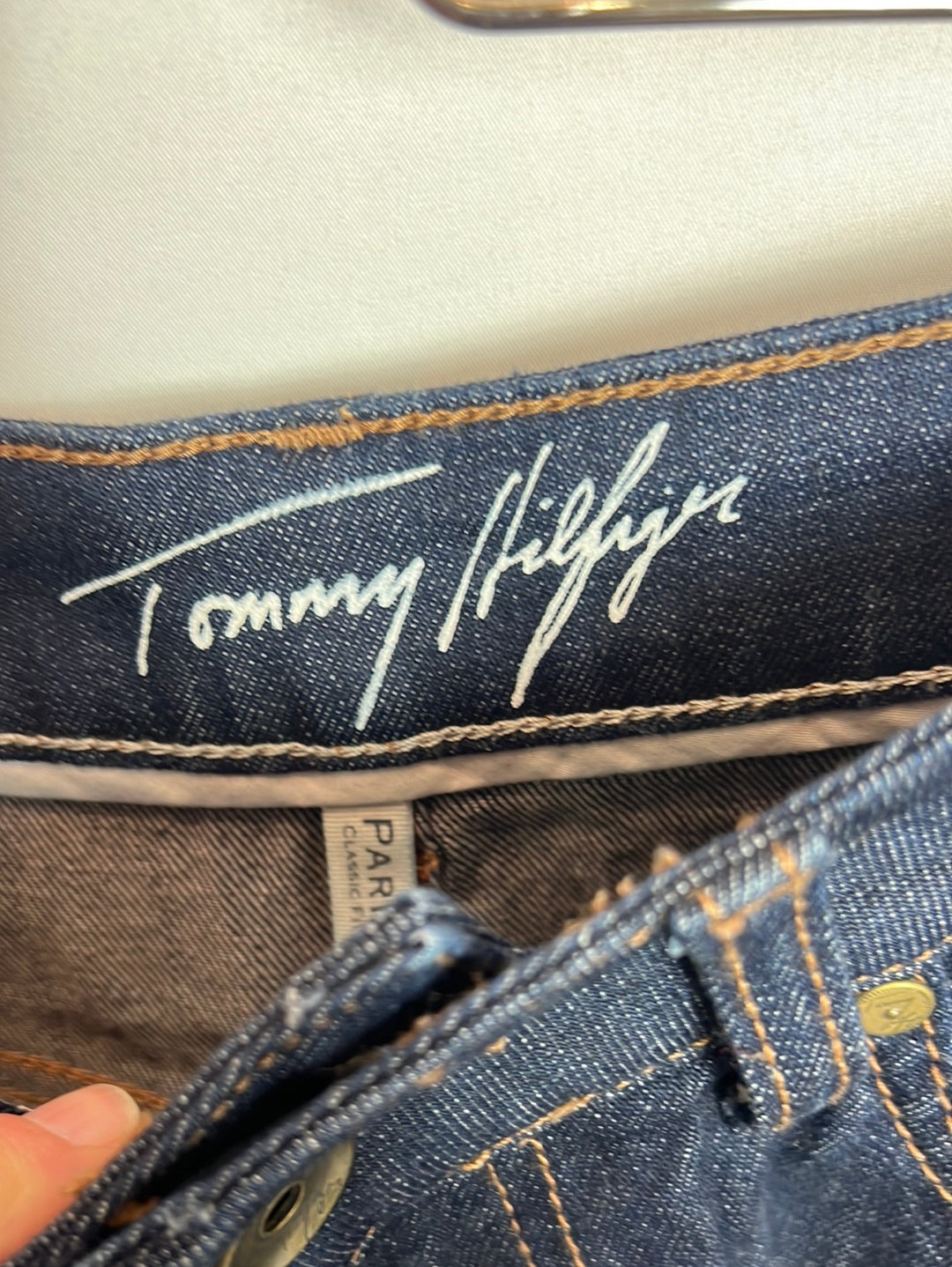 TOMMY HILFIGUER. Dark denim skirt S.6(l)