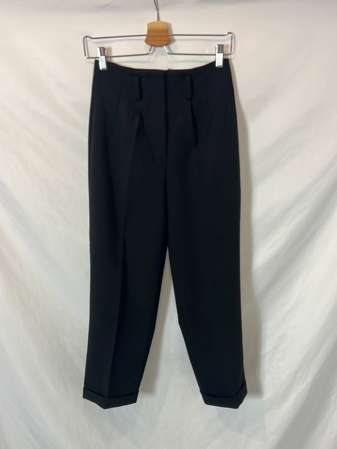 ZARA. Black pleated trousers with hem S.xs