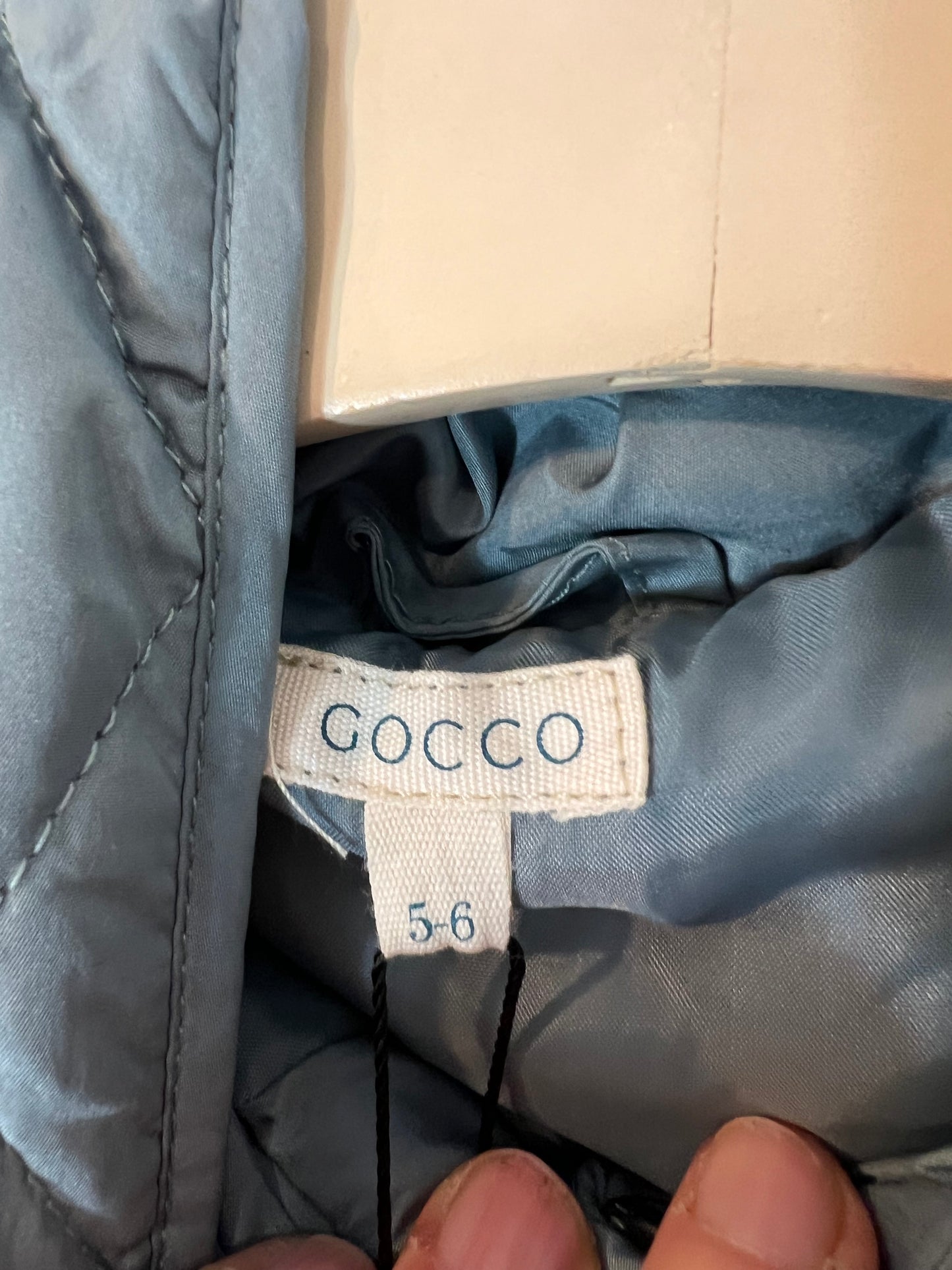 GOCCO. Abrigo acolchado azul claro. T 5-6 años