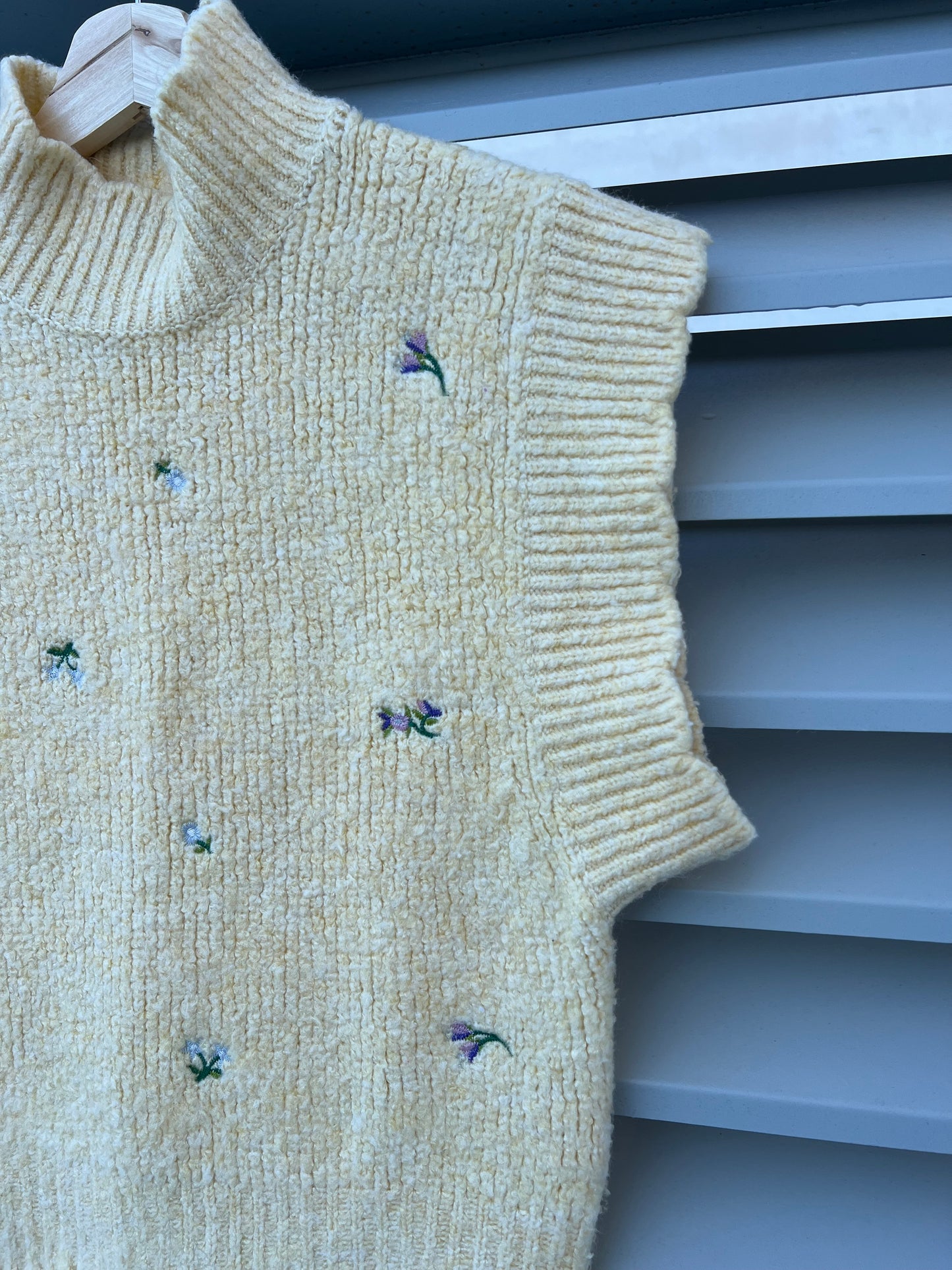 ZARA. Jersey sin mangas amarillo bordado