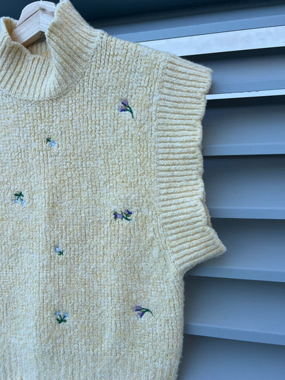 ZARA. Jersey sin mangas amarillo bordado