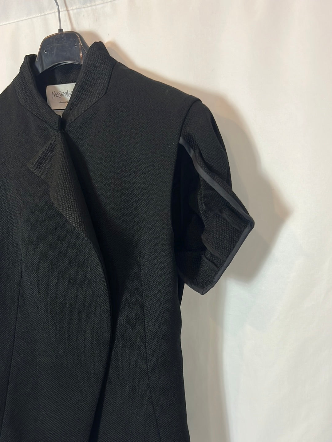YVES SAINT LAURENT. Chaqueta/ top negro textura. T 38