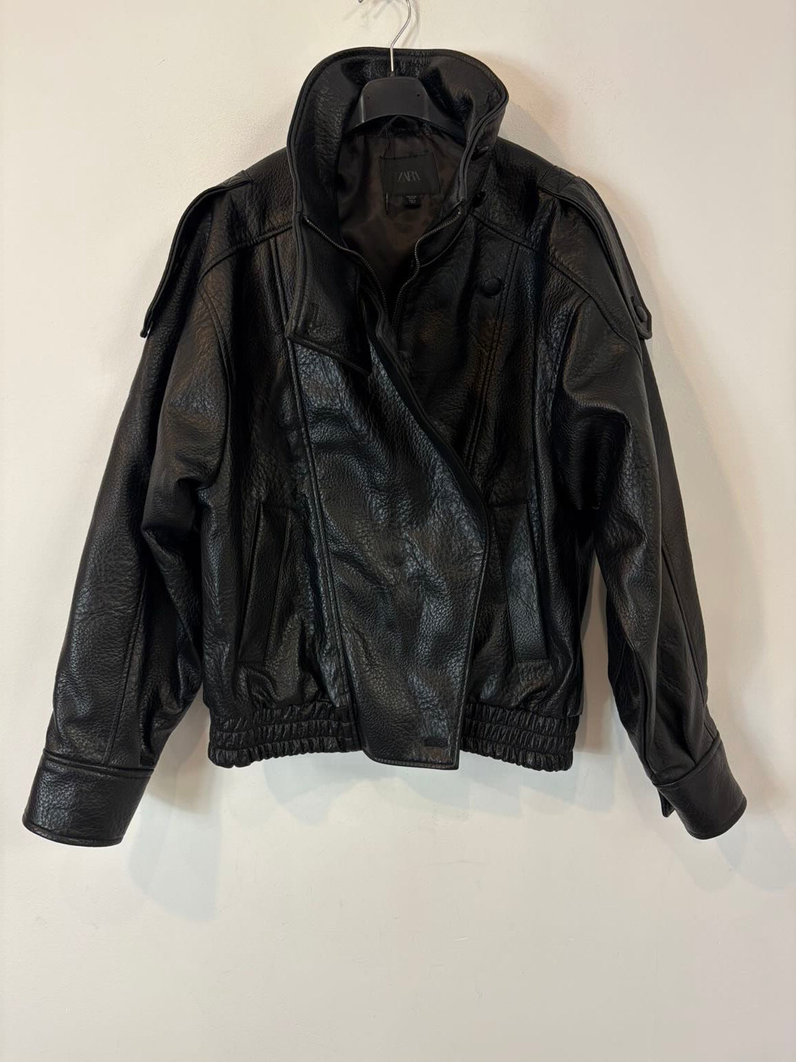 ZARA. Biker efecto piel negra