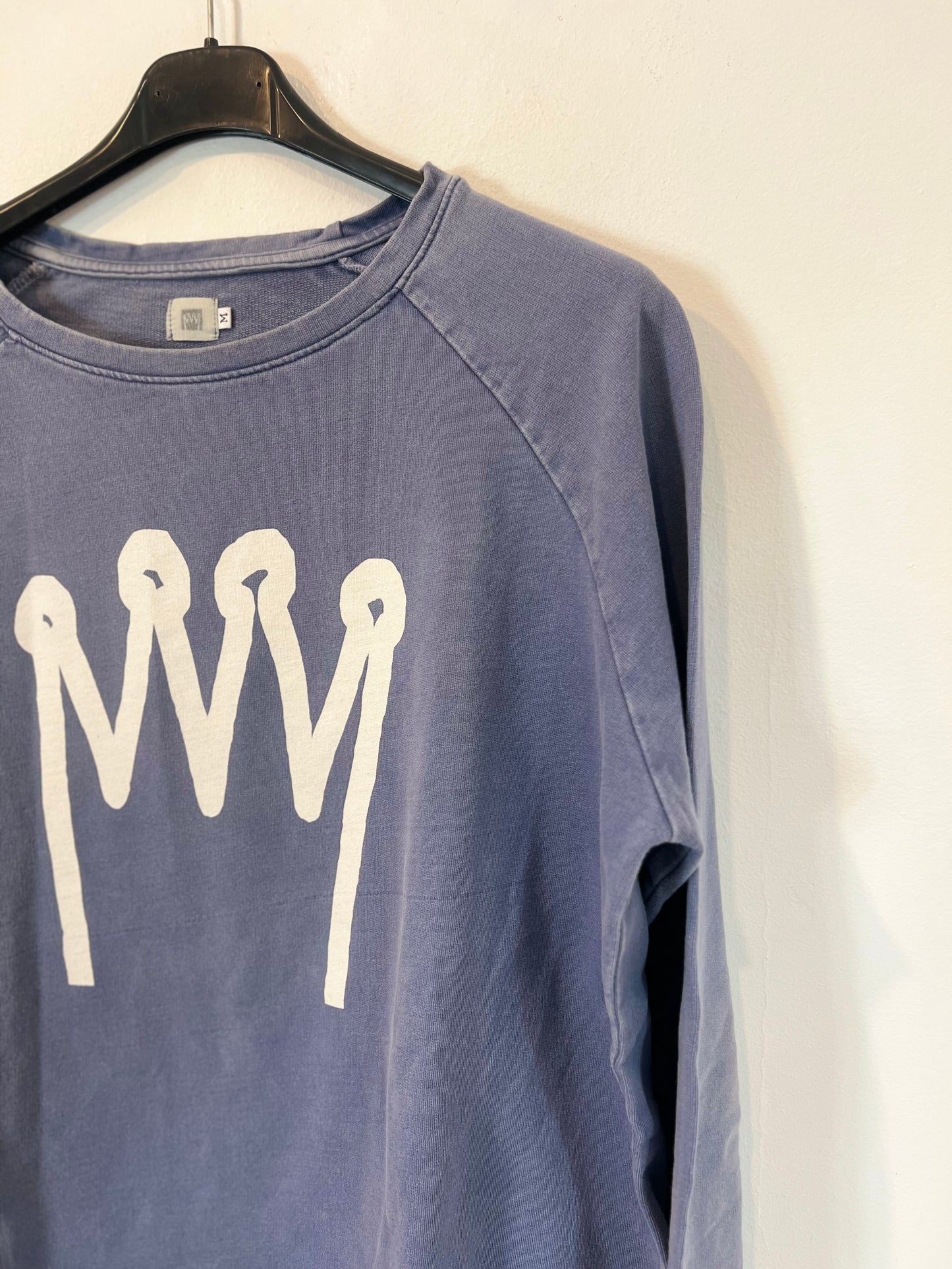 OTRAS. Sudadera azul corona T.m