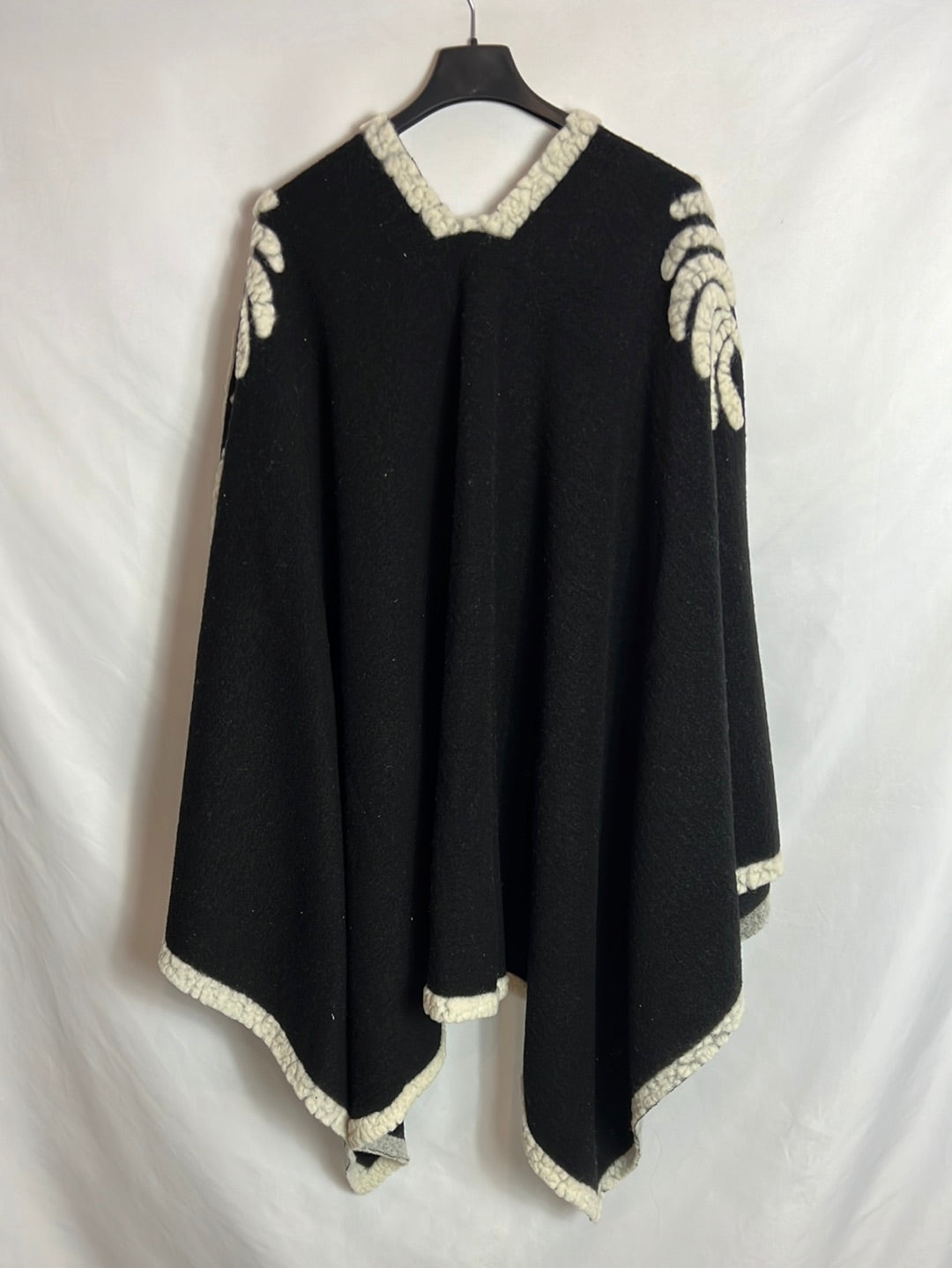 MANGO. Capa negra y beige texturas. T U