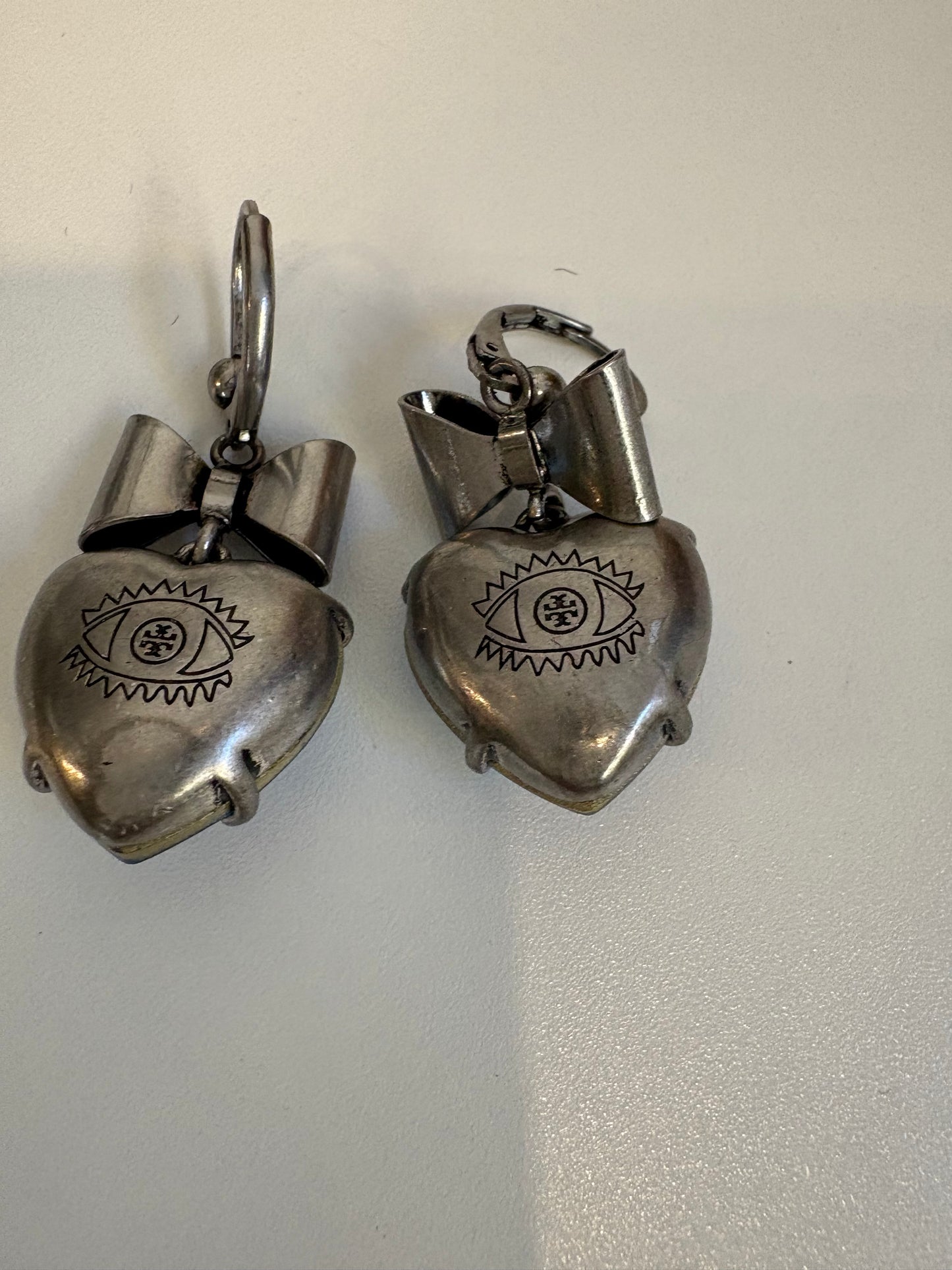 TORY BURCH. Pendiente corazón