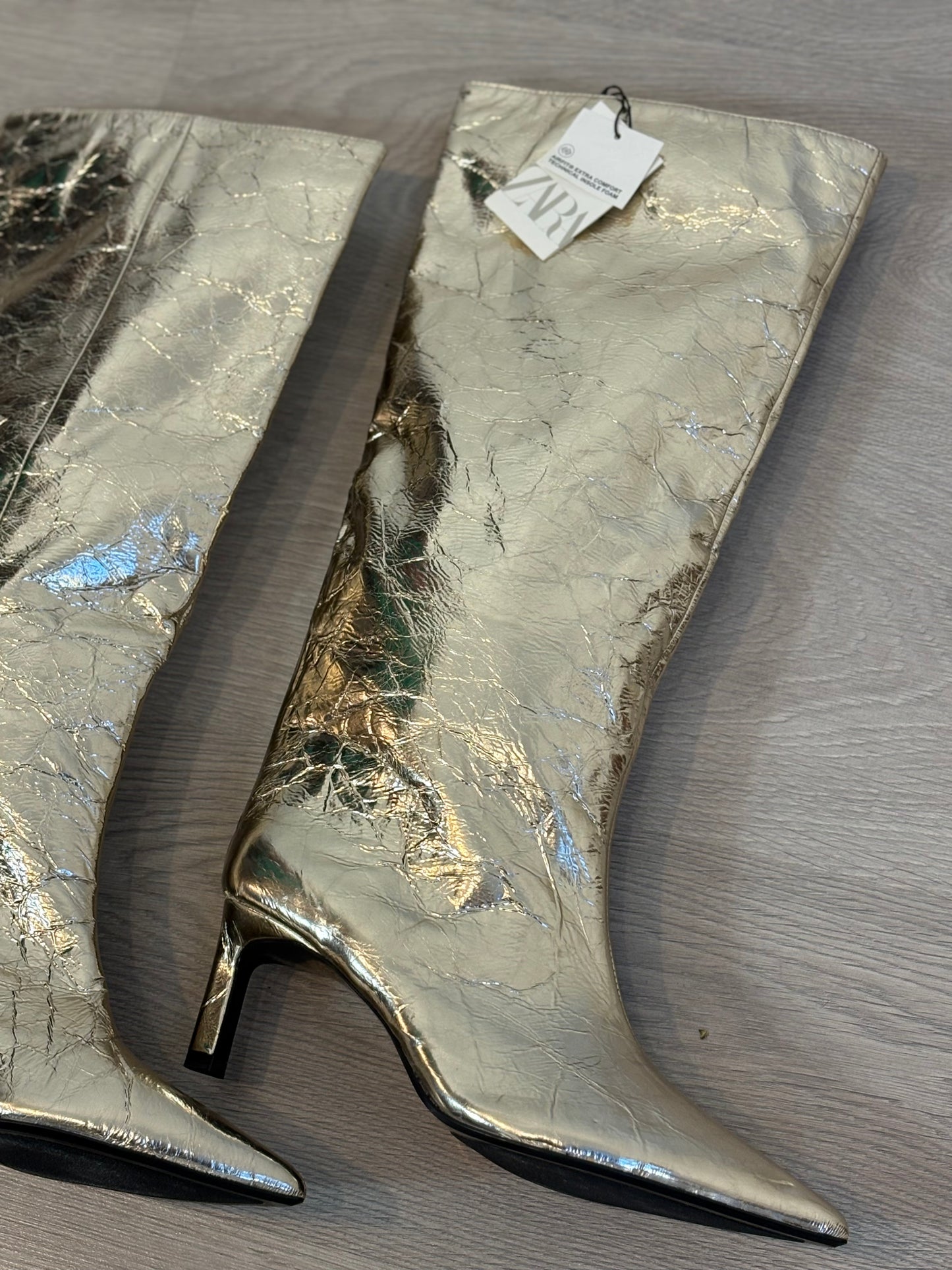 ZARA. Botas altas metalizadas