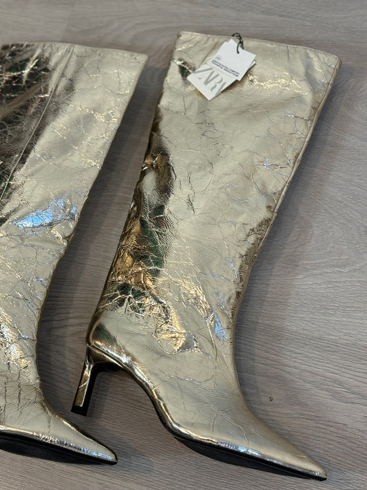ZARA. Botas altas metalizadas