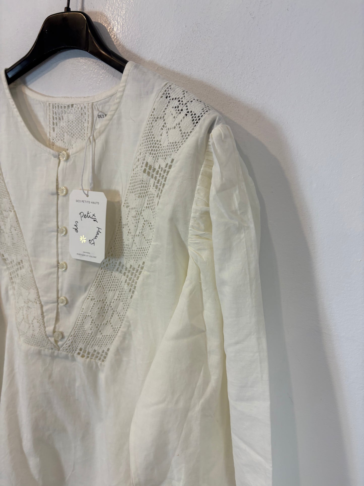 DES PETITS HAUTS. Ecru blouse details. T 1 (S)