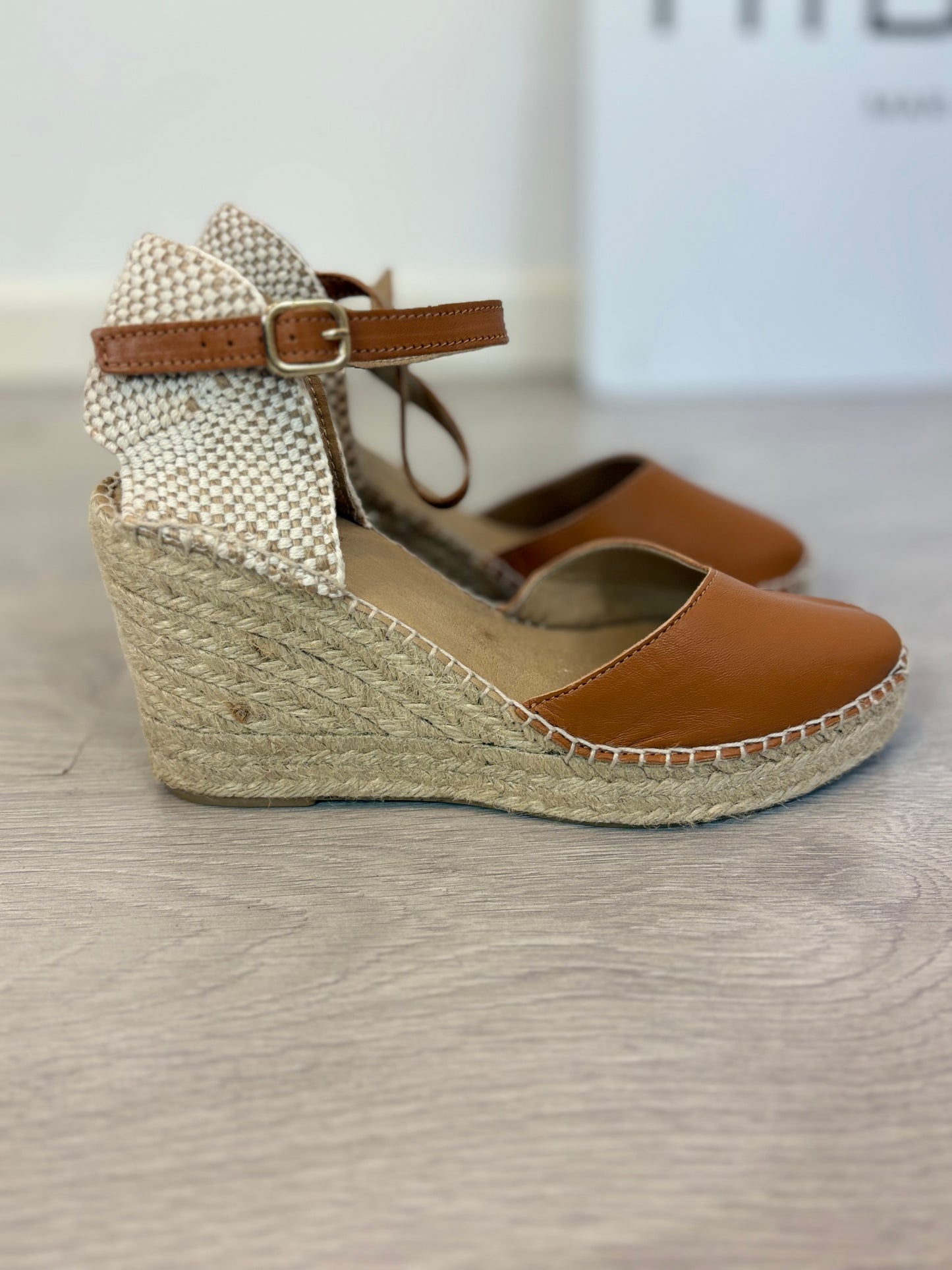 LATOUCHE. Sandalia esparto camel