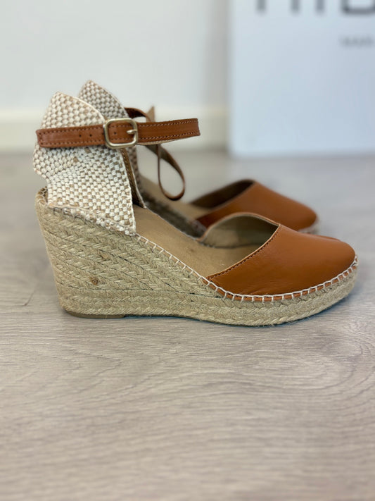 LATOUCHE. Sandalia esparto camel